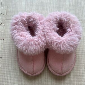 Toddler girl size 6 fuzzy pink slipper
